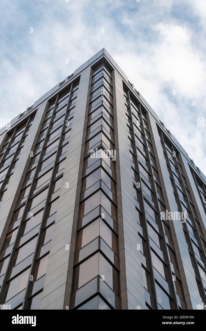 Modernes, graues Bürogebäude in Birmingham, Großbritannien Stockfoto