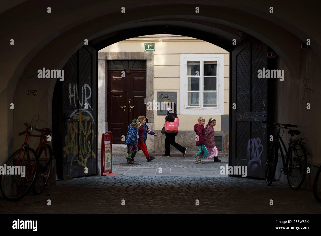 Ljubljana, Slowenien. Februar 2021, 16th. Am 16. Februar 2021 geht man in Ljubljana, Slowenien, auf einer Straße. Slowenien meldete am Dienstag 740 neue COVID-19 Fälle in den letzten 24 Stunden, was die nationale Zahl auf 180.507 annahm. Quelle: Zeljko Stevan/Xinhua/Alamy Live News Stockfoto