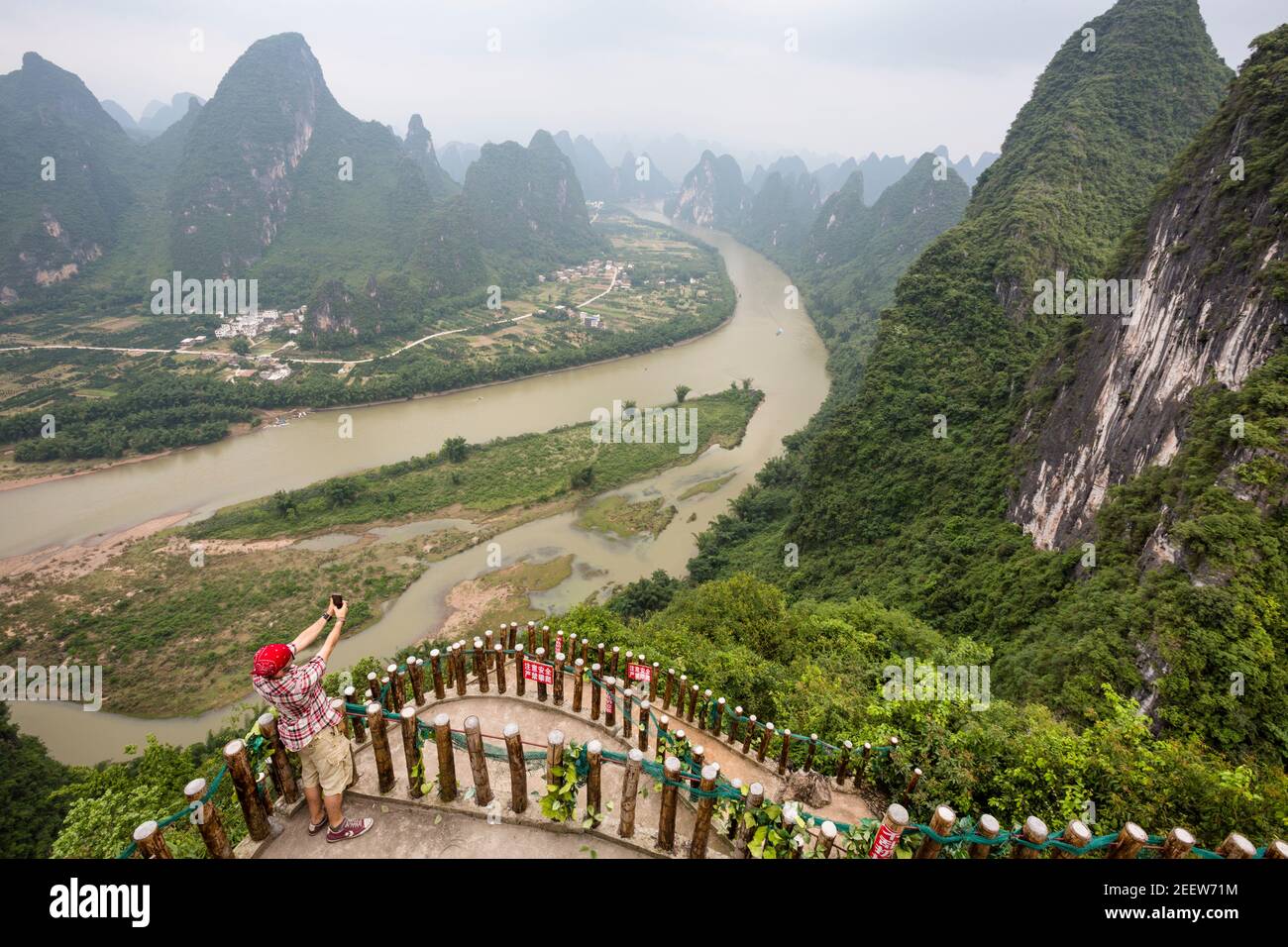 Ein Tourist macht ein Selfie mit Xianggong Hill in der Nähe von Xingping Village, China Stockfoto