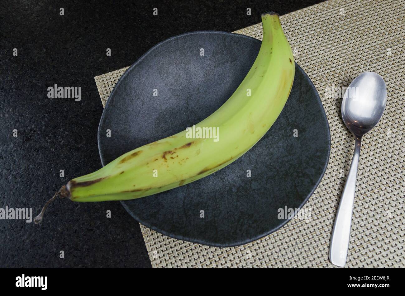 Schöne schwarze Schieferplatte mit Banane Stockfoto