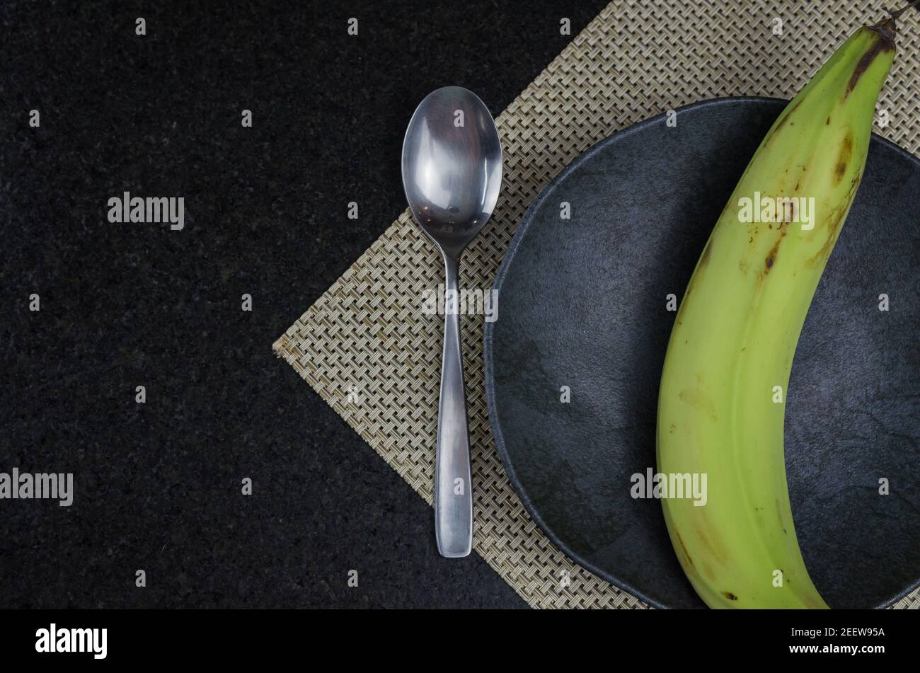 Schöne schwarze Schieferplatte mit Banane Stockfoto