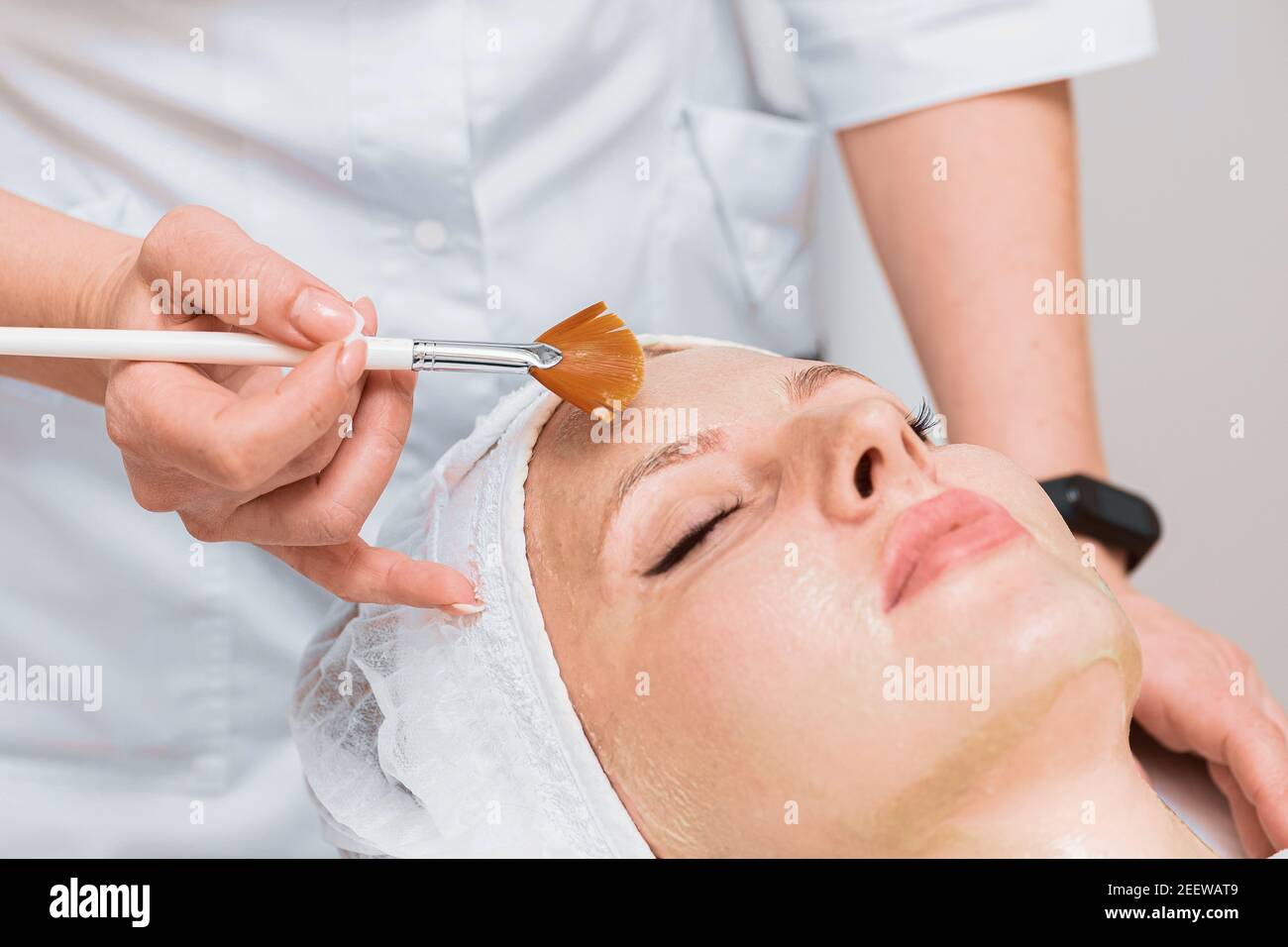 Verfahren mit einer Enzymmaske in der modernen Kosmetologie. Stockfoto