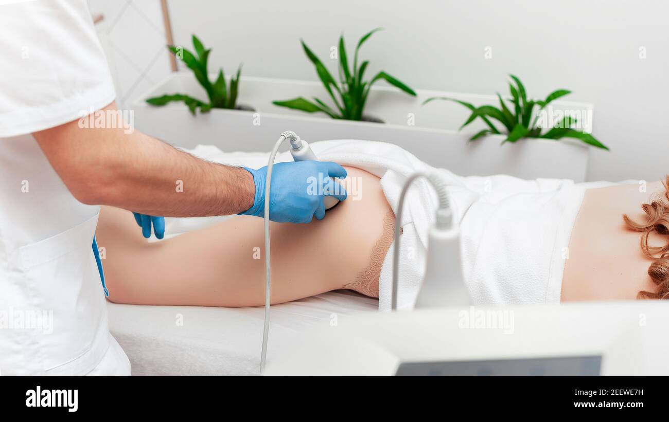 Körperformung und Anti-Cellulite-Ultraschallmassage. Kosmetologie Banner Copy Space. Stockfoto