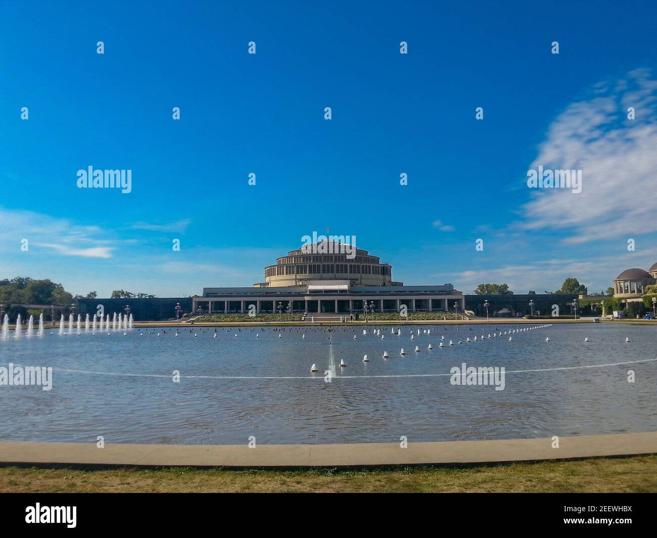 Panoramablick auf Pergola Brunnen mit hundertjährigem Saal dahinter Breslau Stadt am sonnigen Morgen Stockfoto