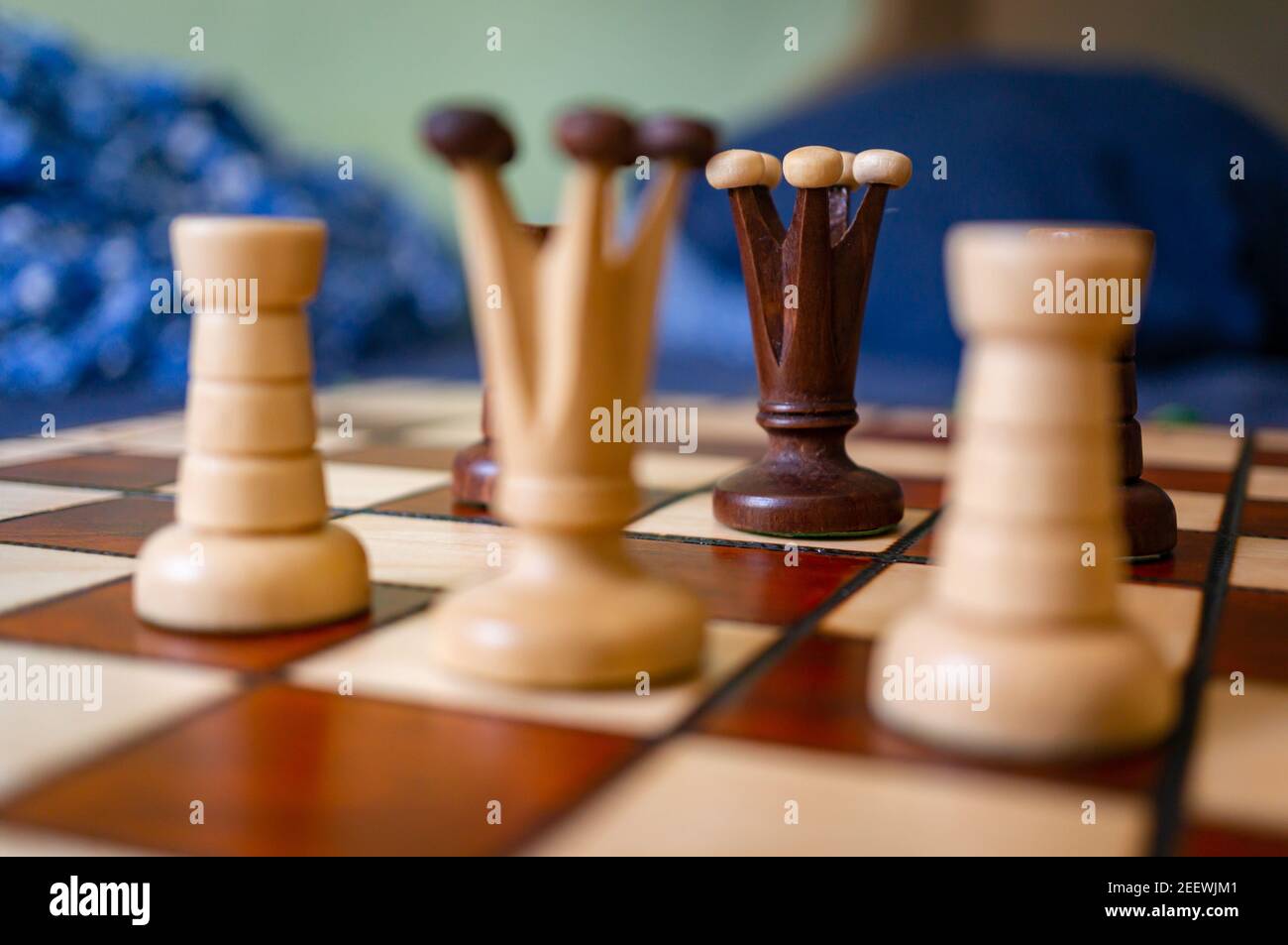 Selektive Fokusaufnahme einer hölzernen Königin auf einem Schachbrett Stockfoto