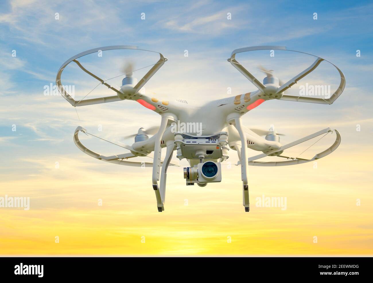 DJI Phantom Drohne fliegen im Wind Stockfoto