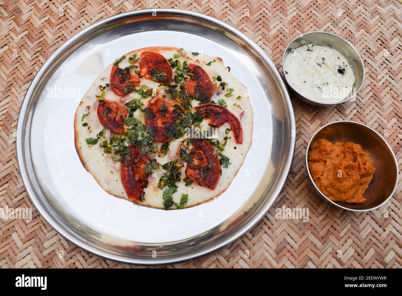 Uttapam Traditionelles Sudindisches Fruhstuck Mit Sambar Und Kokosnuss Chutney Stockfotografie Alamy