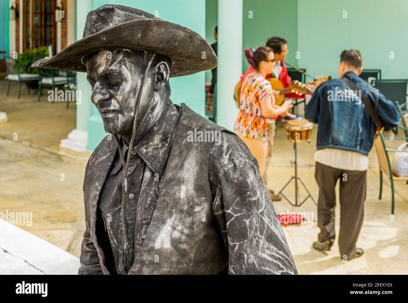 Cayo Santa Maria, Kuba, Februar 2016 - Nahaufnahme der Büste einer Straßenmime in Cowboy-Outfit mit musikalischen Darbietungen im Hintergrund Stockfoto