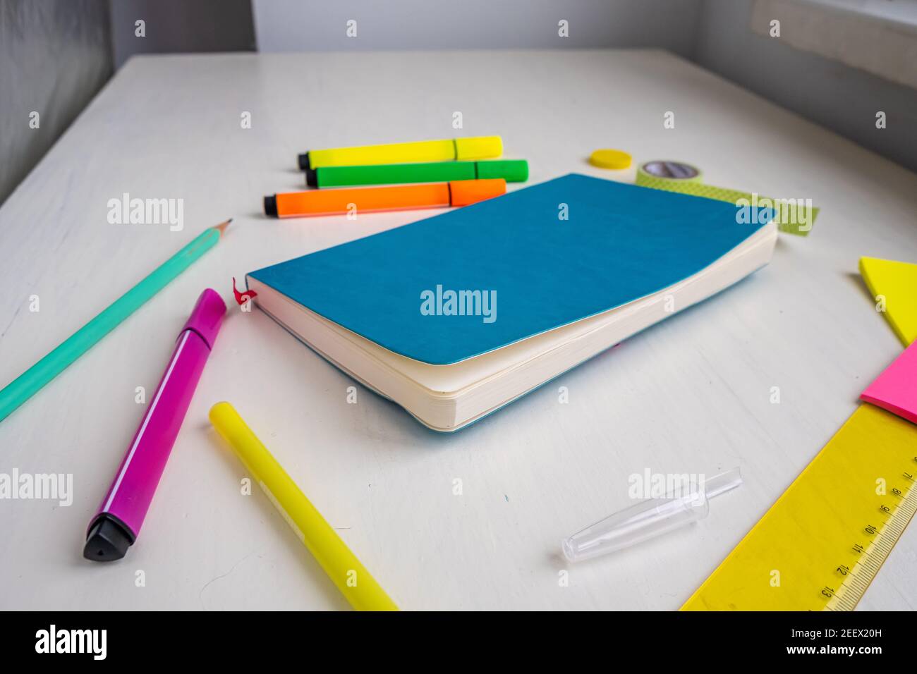 Türkisfarbener Abdeckungsplaner mit Stift, Markern, Lineal, Stickern. Planung und intelligentes Zeitmanagement-Konzept Stockfoto