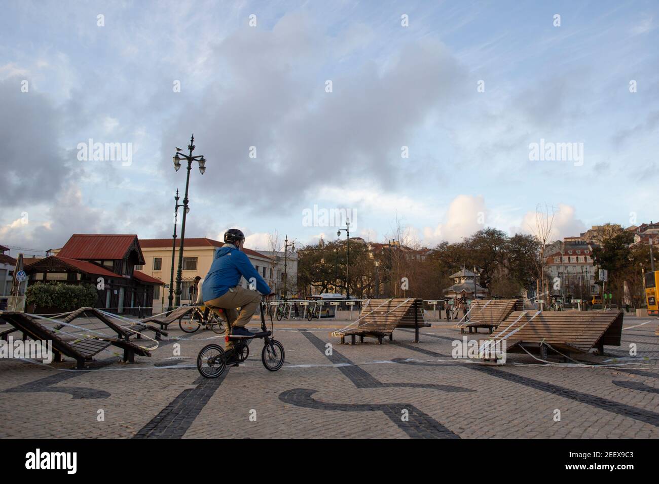 LISSABON, PORTUGAL - 3. FEBRUAR: Eine Person fährt am 3. Februar 2021 mit dem Fahrrad durch die Polizeilinien in Lissabon. Die Schließung von Schulen, und die daraus resultierende Stockfoto