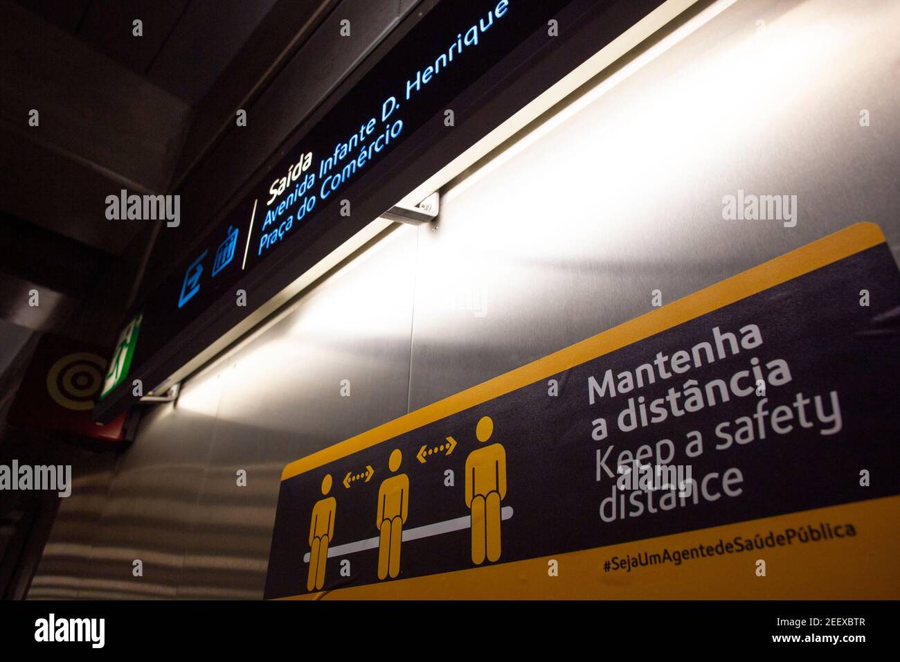 LISSABON, PORTUGAL - FEBRUAR 2: Soziale Fernschilder in der Metro in Lissabon, am 2. Februar 2021. Die Lissabonner Subway Company verzeichnete 19 einen Umsatzverlust aufgrund der covid-2020-Pandemie sowie einen Verlust von 50 % der Passagiere. Bei den Einnahmen war die Situation durch staatliche Unterstützung nicht so drastisch, sonst wären es 59 Millionen Euro. Stockfoto