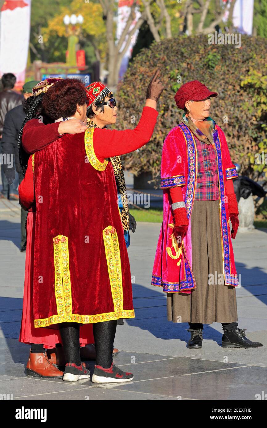 Tänzer in uigurischer Kleidung am Hauptplatz der Stadt. Zhangye-Gansu-China-1242 Stockfoto