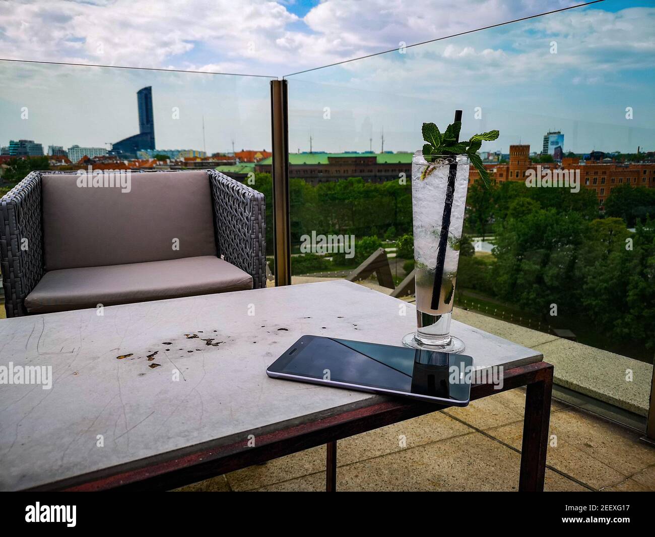 Arbeiten Sie auf der Terrasse mit Tablette trinken Limonade mit bunten Look Aus Sicht Stockfoto