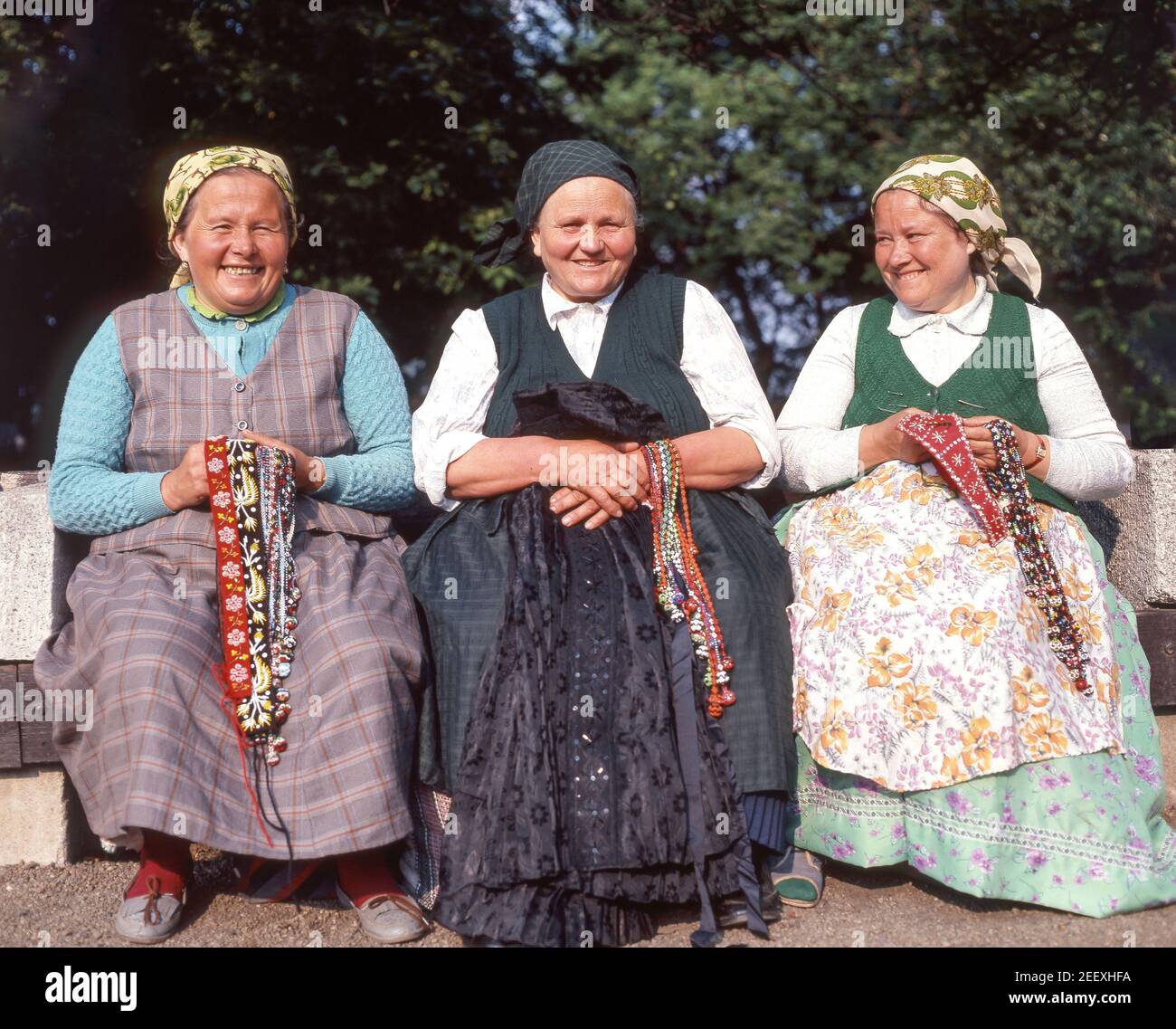 Alte Frauen in traditioneller Tracht im Stadtpark, Pest, Budapest, Ungarn Stockfoto