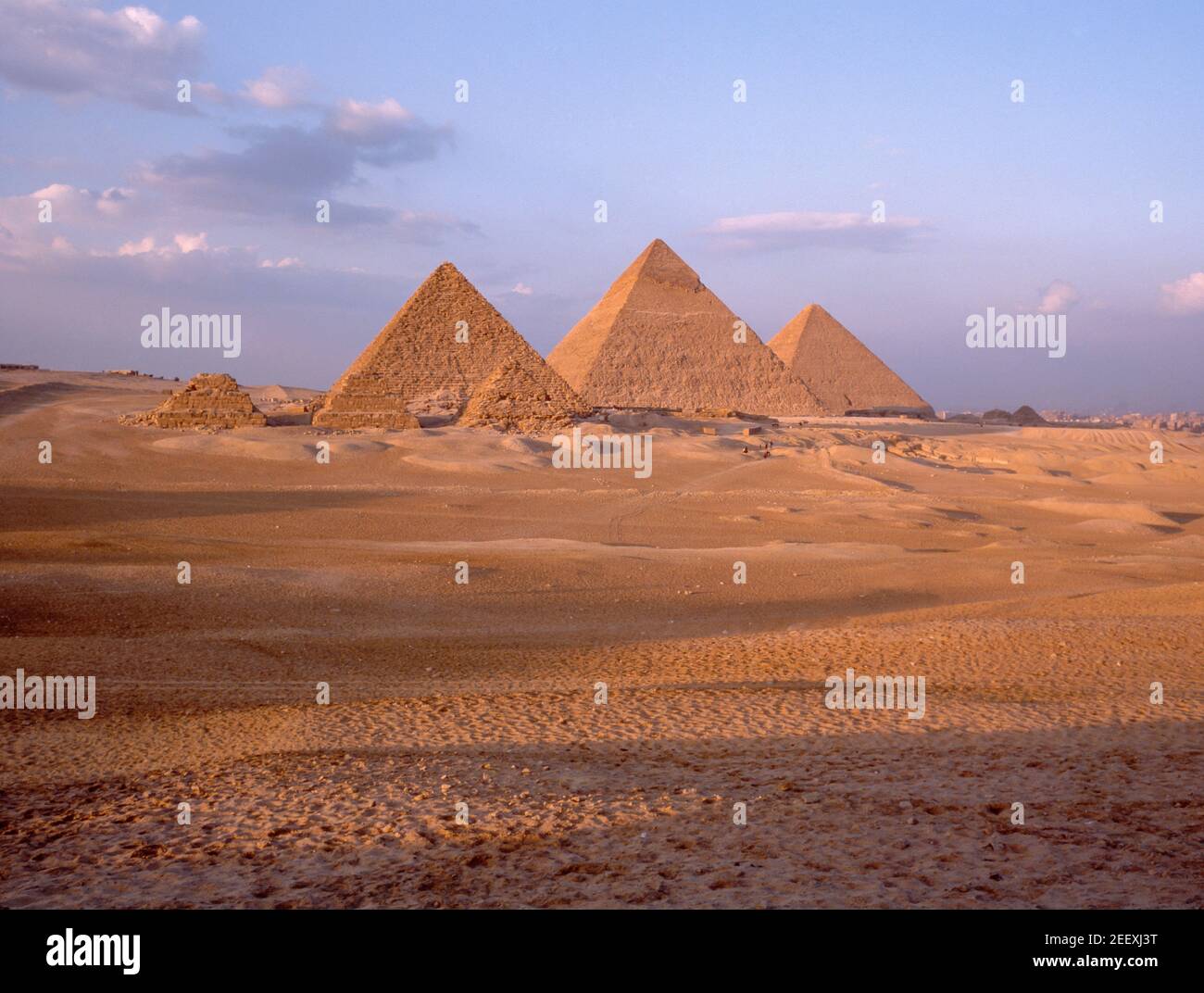 Pyramiden von Gizeh bei Sonnenuntergang, Giza, Ägypten Stockfoto
