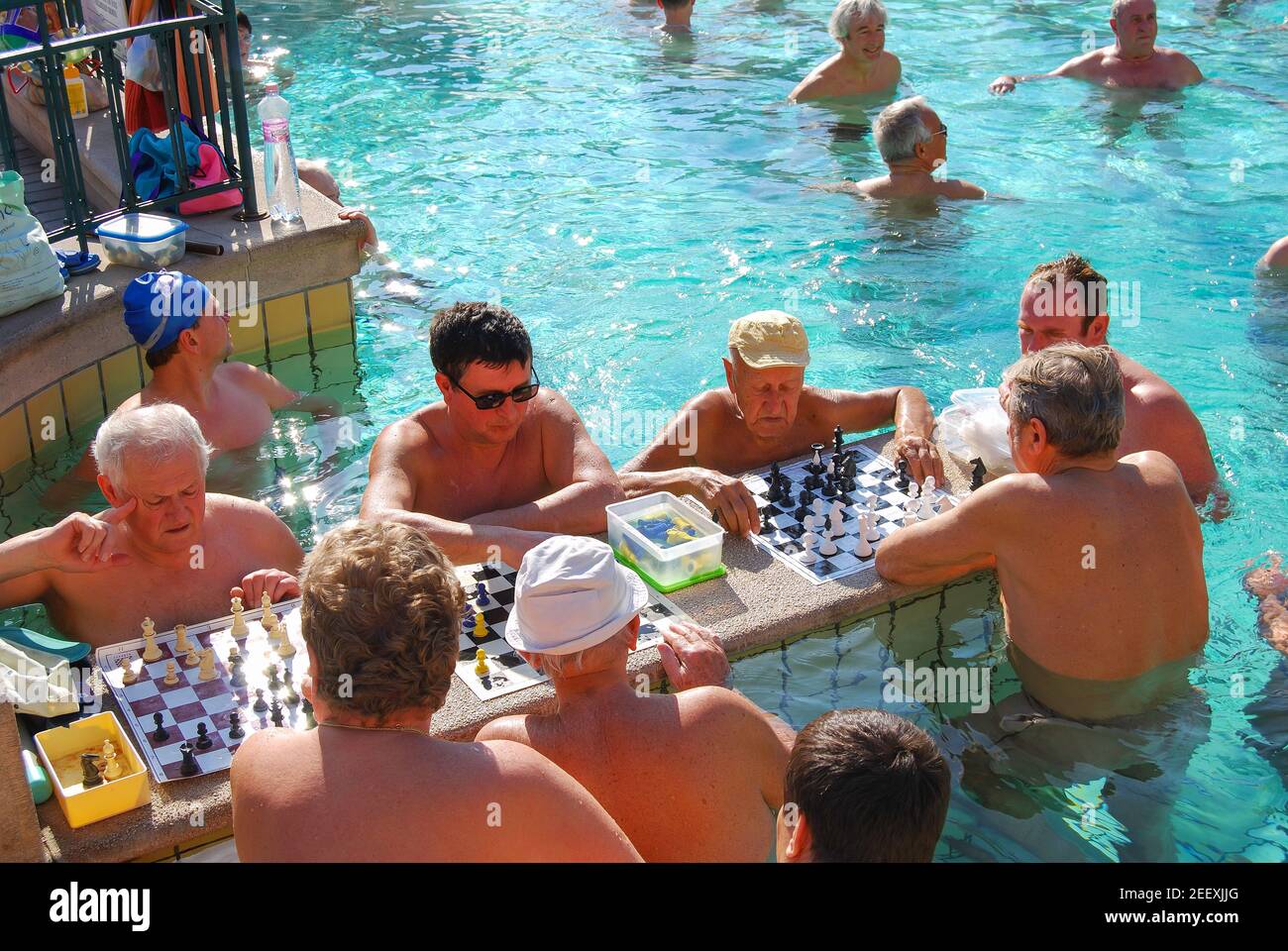 Männer spielen Schach in Outdoor-Thermalbecken, Szechenyi-Bad, Városliget, Pest, Budapest, Ungarn Stockfoto