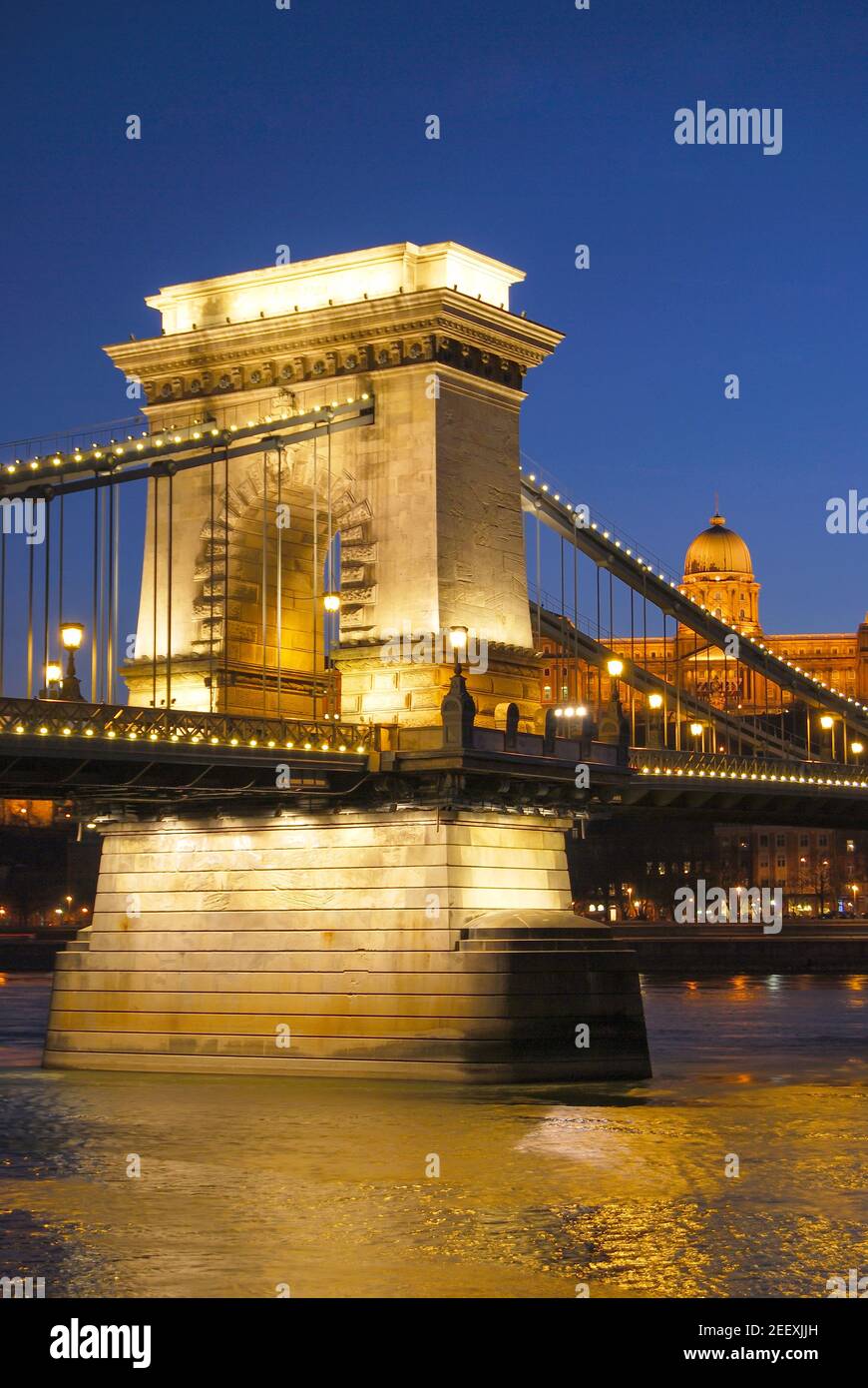 Die Kettenbrücke und die Donau in der Abenddämmerung, Pest, Budapest, Republik Ungarn Stockfoto