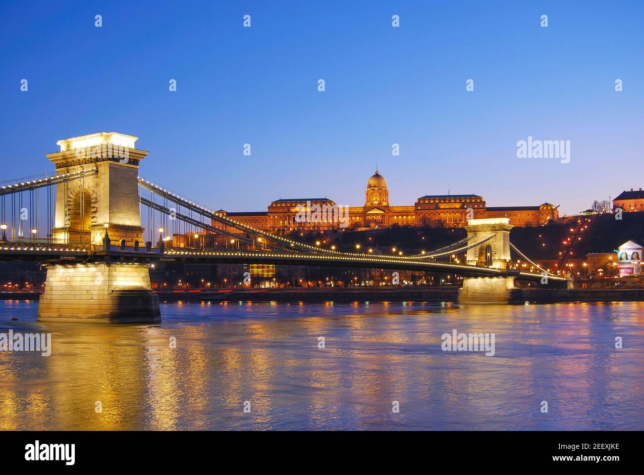 Die Kettenbrücke und der Königspalast über der Donau in der Abenddämmerung, Pest, Budapest, Republik Ungarn Stockfoto