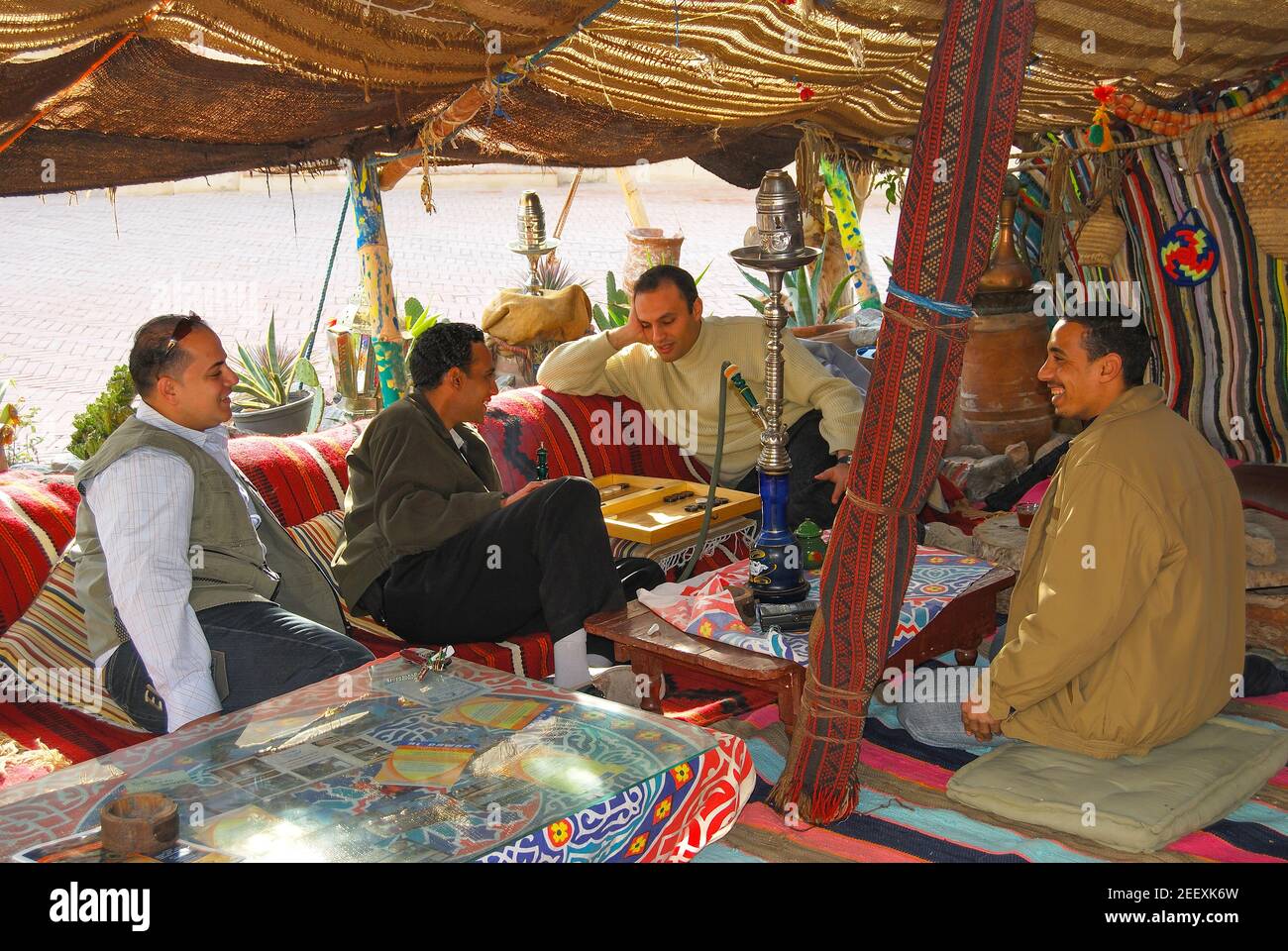 Männer, die Tee im Beduinen Zelt, Taba Heights, Sinai, Ägypten Stockfoto
