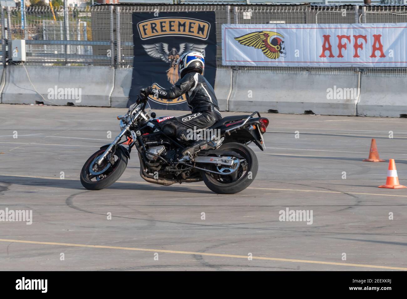 Kasan, Russland-26. September 2020: Gymkhana Motorrad, eine Route von einem Fahrer auf einem Suzuki Motorrad genommen Stockfoto