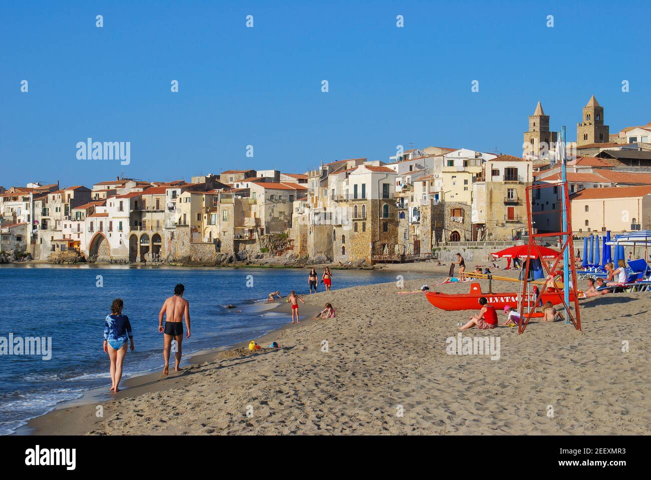 Blick auf Stadt und Strand, Cefalu, Provinz Palermo, Sizilien, Italien Stockfoto