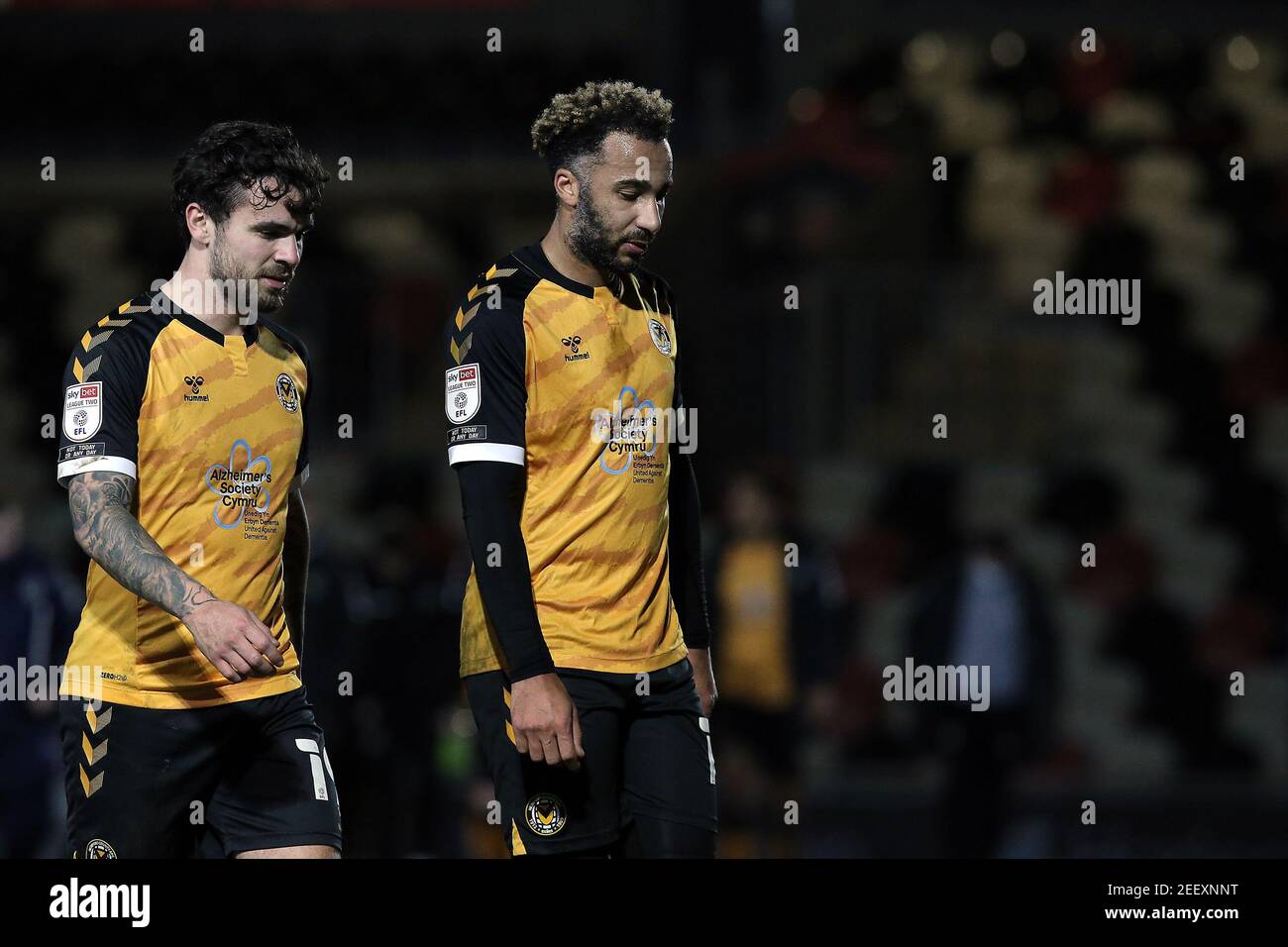 Newport, Großbritannien. Februar 2021, 16th. Enttäuschung für Dominic Telford von Newport County und Nicky Maynard von Newport County nach dem Unentschieden mit neun-Mann-Exeter HE EFL Sky Bet League 2 Spiel zwischen Newport County und Exeter City bei Rodney Parade, Newport, Wales am 16. Februar 2021. Foto von Dave Peters. Nur redaktionelle Verwendung, Lizenz für kommerzielle Nutzung erforderlich. Keine Verwendung bei Wetten, Spielen oder Veröffentlichungen einzelner Vereine/Vereine/Spieler. Kredit: UK Sports Pics Ltd/Alamy Live Nachrichten Stockfoto