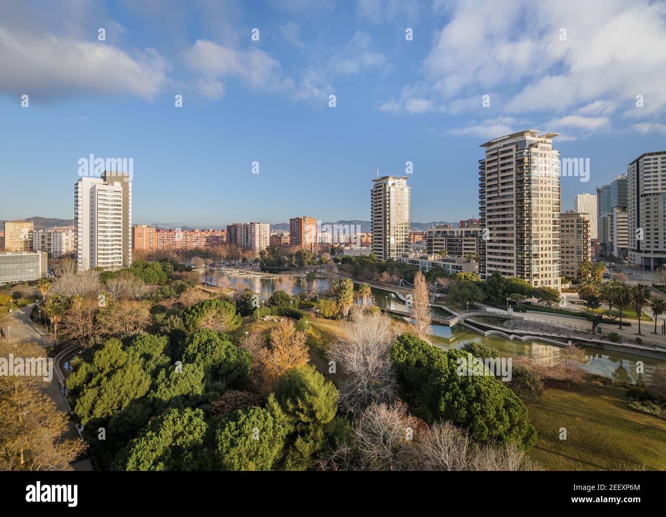 Blick auf den Diagonal Mar Park, eine teure Gegend mit modernen Hochhäusern. Bezirk in der Nähe des Meeres in Barcelona, Spanien. Stockfoto