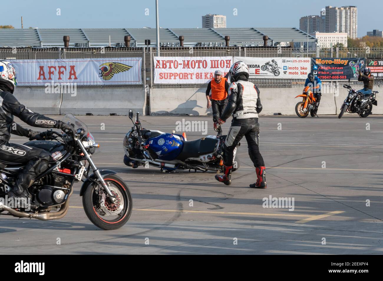 Kazan, Russland-September 26, 2020: Motorrad-Gymkhana, Paar-Rennen, Biker fallen von Honda Motorrad auf Rennstrecke Stockfoto