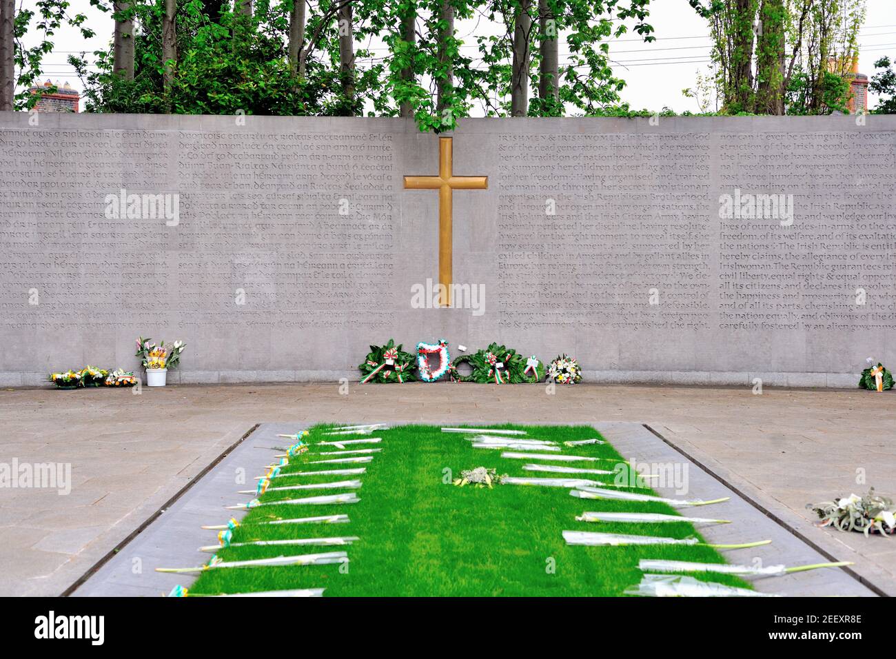 Blumensträuße und Kränze schmücken ein Denkmal und die letzte Ruhestätte von 14 der hingerichteten Führer des Irish Rising im Jahr 1916. Stockfoto