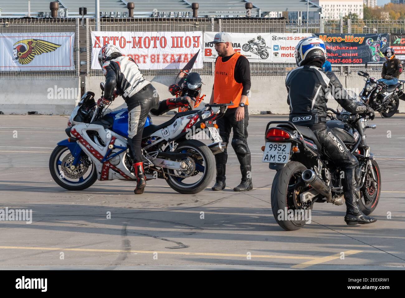 Kazan, Russland-September 26, 2020: Motorrad-Gymkhana, Paar-Rennen, Biker fallen von Honda Motorrad auf Rennstrecke Stockfoto