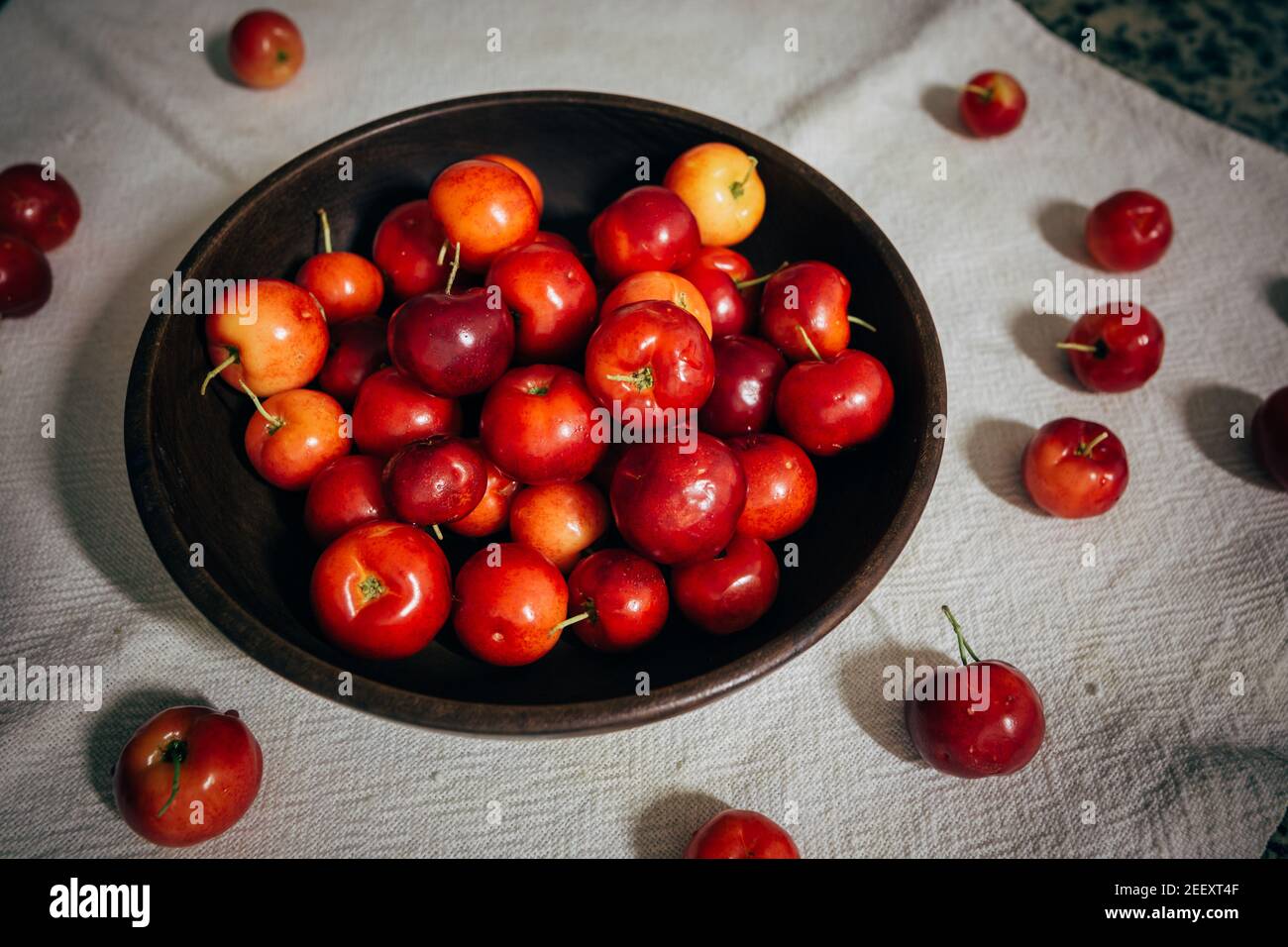 Acerola Kirsche (Malpighia emarginata) tropische Frucht, roh, frisch in Holzschale. Es ist bekannt für seine extrem reich an Vitamin C und Antioxidans Stockfoto