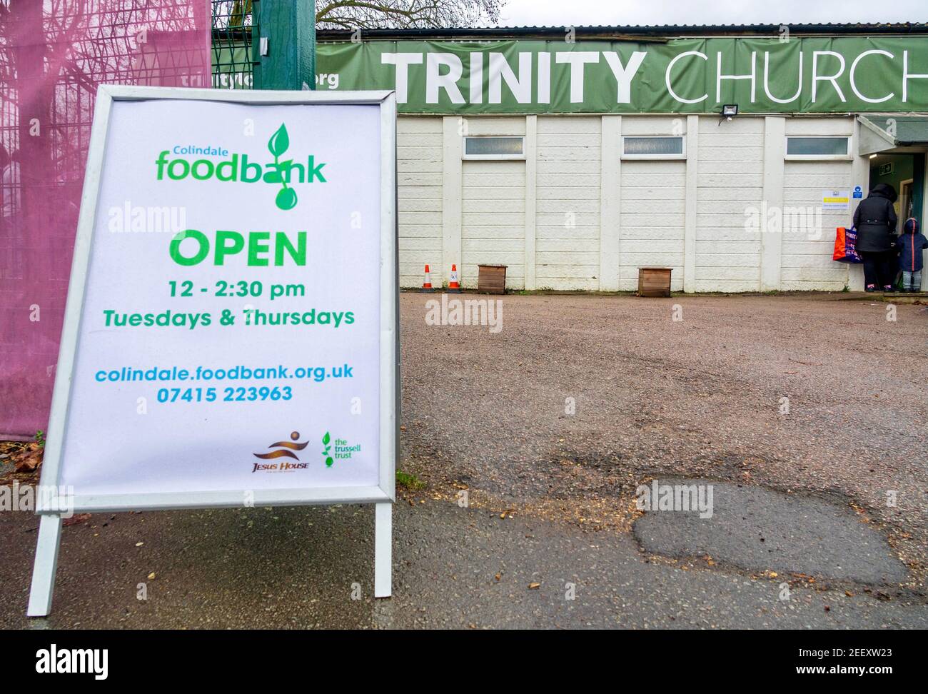 Colindale Foodbank - eine Wohltätigkeitsbank des Trussell Trust mit Sitz in der Trinity Church, die Menschen mit Lebensmittelarmut in London, Großbritannien, mit Lebensmitteln versorgt. Stockfoto