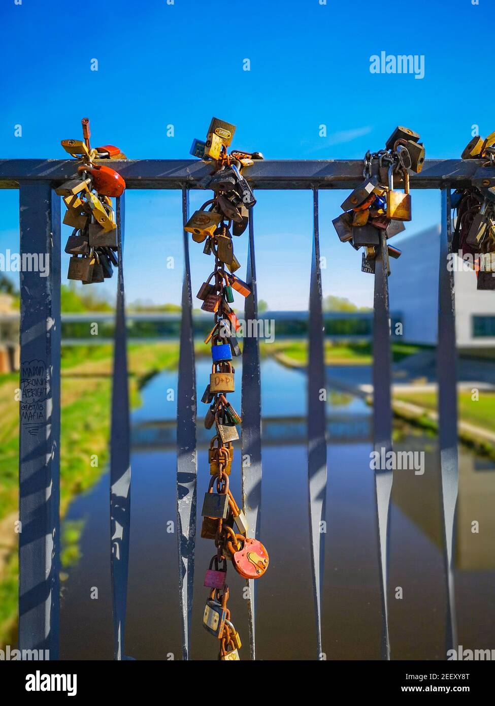 Bunte Vorhängeschlösser an der Tumski-Brücke in Posen bei Sonnenschein gehängt Tag Stockfoto