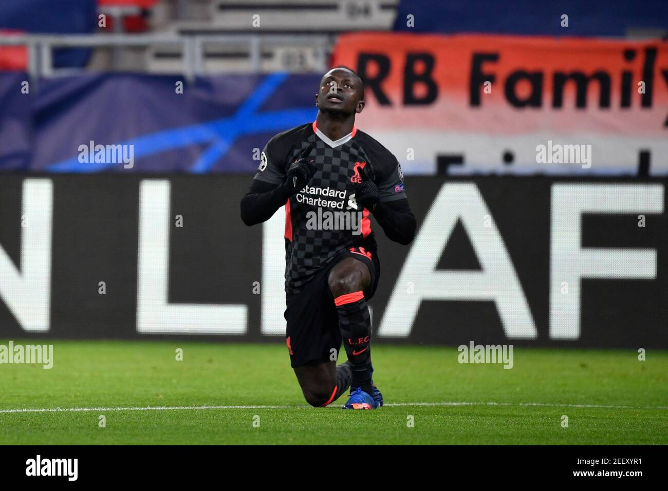 Budapest, Ungarn. Februar 2021, 16th. Fußball: Champions League, K.O.-Runde, 16. Runde, erste Etappe, RB Leipzig - Liverpool FC in der Puskas Arena. Liverpools Sadio Mane feiert nach dem Tor von 0:2. Kredit: Marton Monus/dpa/Alamy Live Nachrichten Stockfoto
