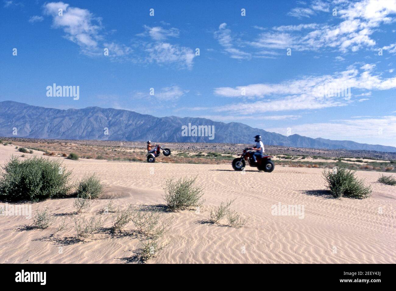 Männer auf dreirädrigen Motorrädern in der Mojave-Wüste in Südkalifornien. Stockfoto
