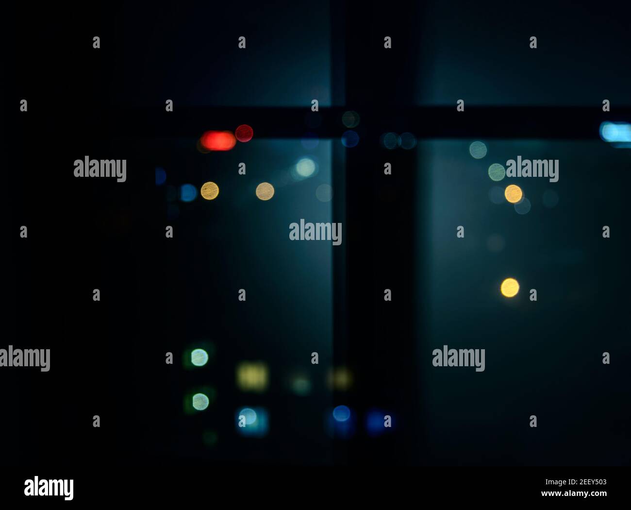 Überkreuzt die Silhouette in unschärfen Bokeh-Lichtern Stockfoto