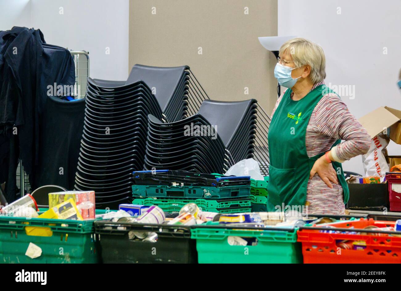 Frau ehrenamtlich in einer Trussell Trust Foodbank in Colindale, die von Freiwilligen in der lokalen Gemeinschaft betrieben wird, um zur Bekämpfung der Lebensmittelarmut beizutragen. London, großbritannien. Stockfoto
