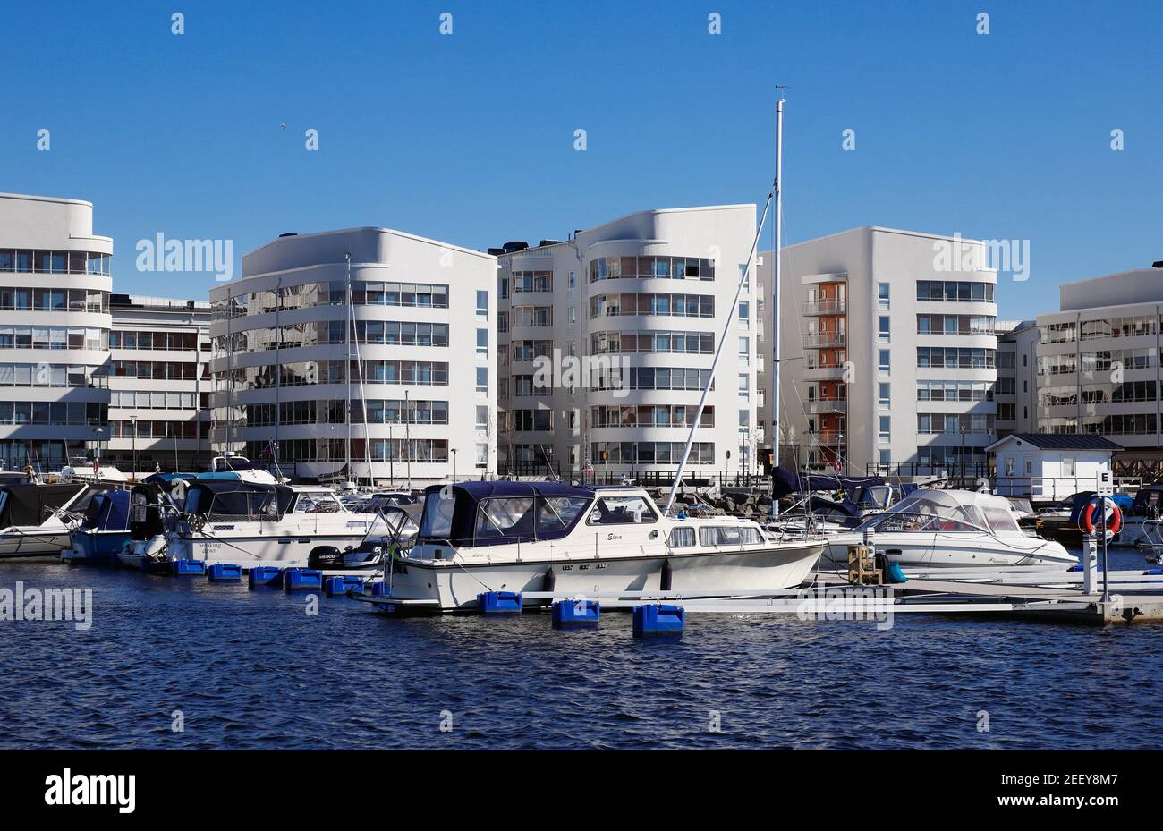 Lulea, Schweden - 25. August 2020: Marina in moderner urbaner Wohngegend mit mehrstöckigen Wohnhäusern. Stockfoto