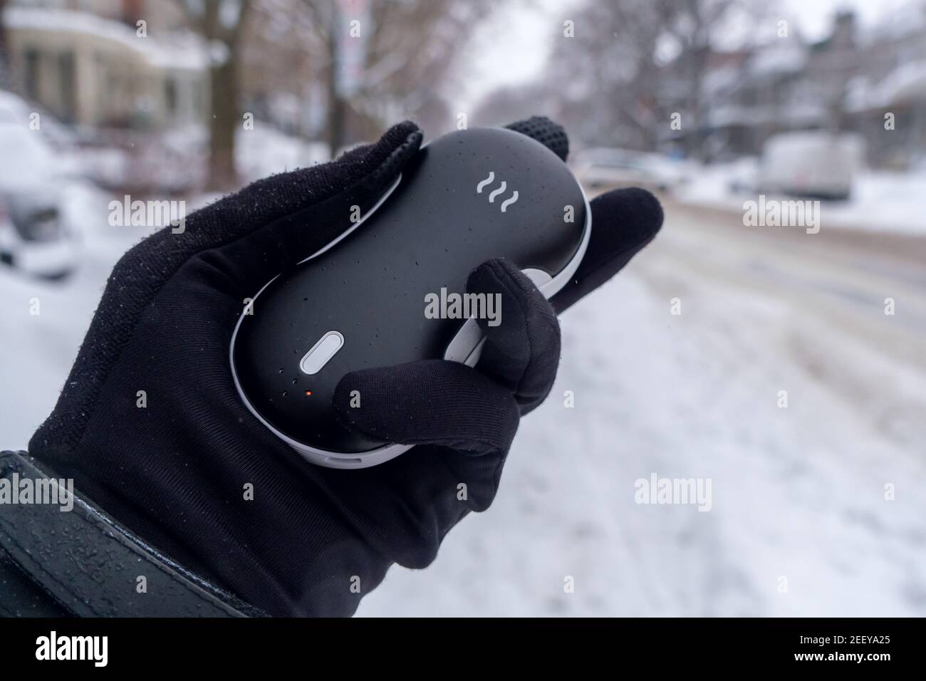 Nahaufnahme einer elektrischen Taschenhand bei Schneefall warm Stockfoto