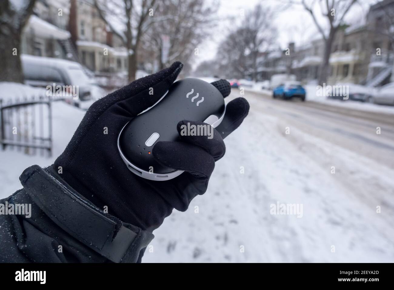 Nahaufnahme einer elektrischen Taschenhand bei Schneefall warm Stockfoto