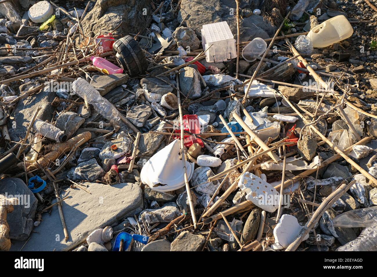 Müllabfuhr von Plastikmüll Müllverschmutzung an kontaminierter Meeresküste Ökosystem, Umweltabfall Stockfoto