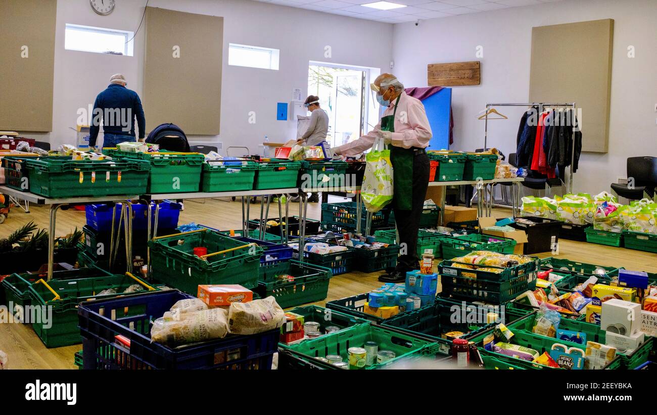 Freiwillige bei einer Trussell Trust Foodbank sammeln, sortieren und organisieren gespendete Lebensmittel, die an die lokale Gemeinschaft in Colindale UK gegeben werden Stockfoto