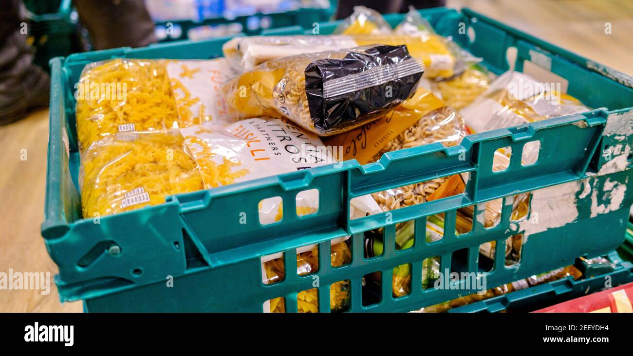 Päckchen Pasta in einer Kiste mit Trockenpackungen Lebensmittelspenden in einer Trussell Trust Foodbank. Essential Waitrose Eigenmarke. Stockfoto