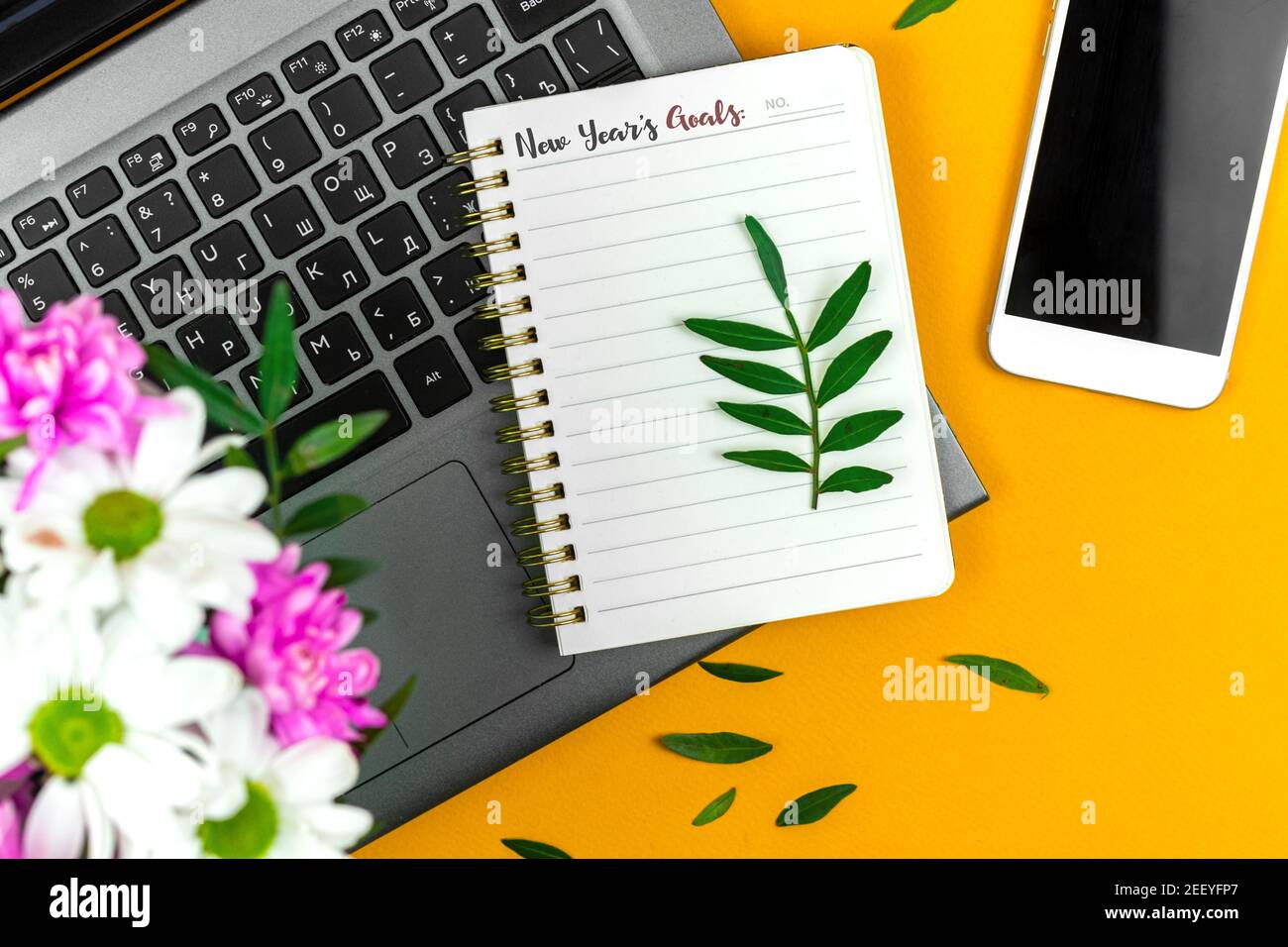Stock Foto des neuen Jahres 2021 Notebook bereit, Ziele zu schreiben, Frühling Arbeitsbereich, Desktop-Komposition Stockfoto