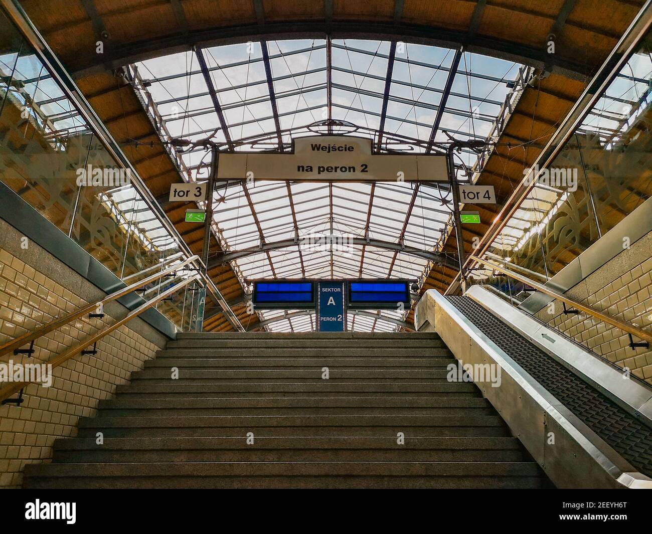 Breslau Juni 17 2018 Treppe zum Bahnsteig am Zug Station Stockfoto