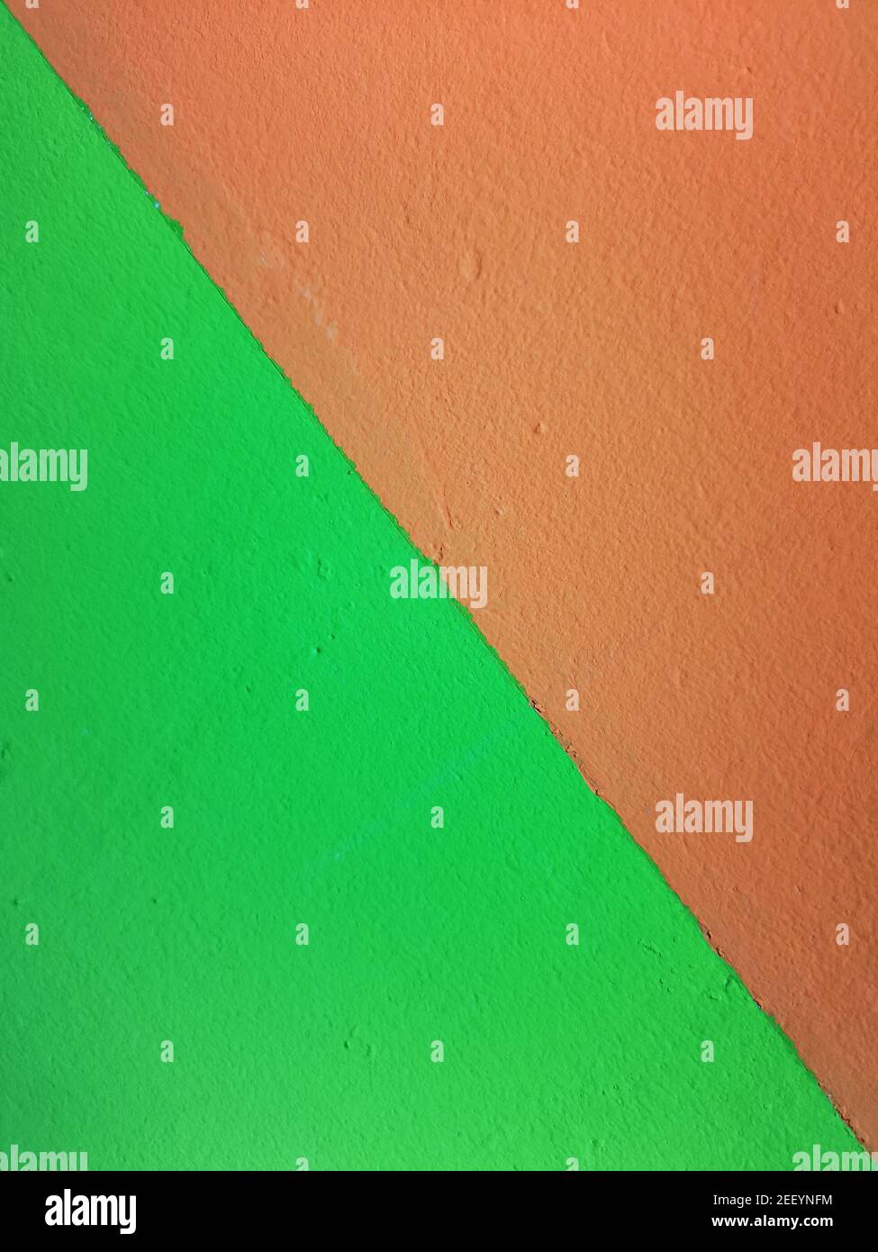 Orange tutti frutti und Tweed grüne Wand Hintergrund Textur Stockfoto