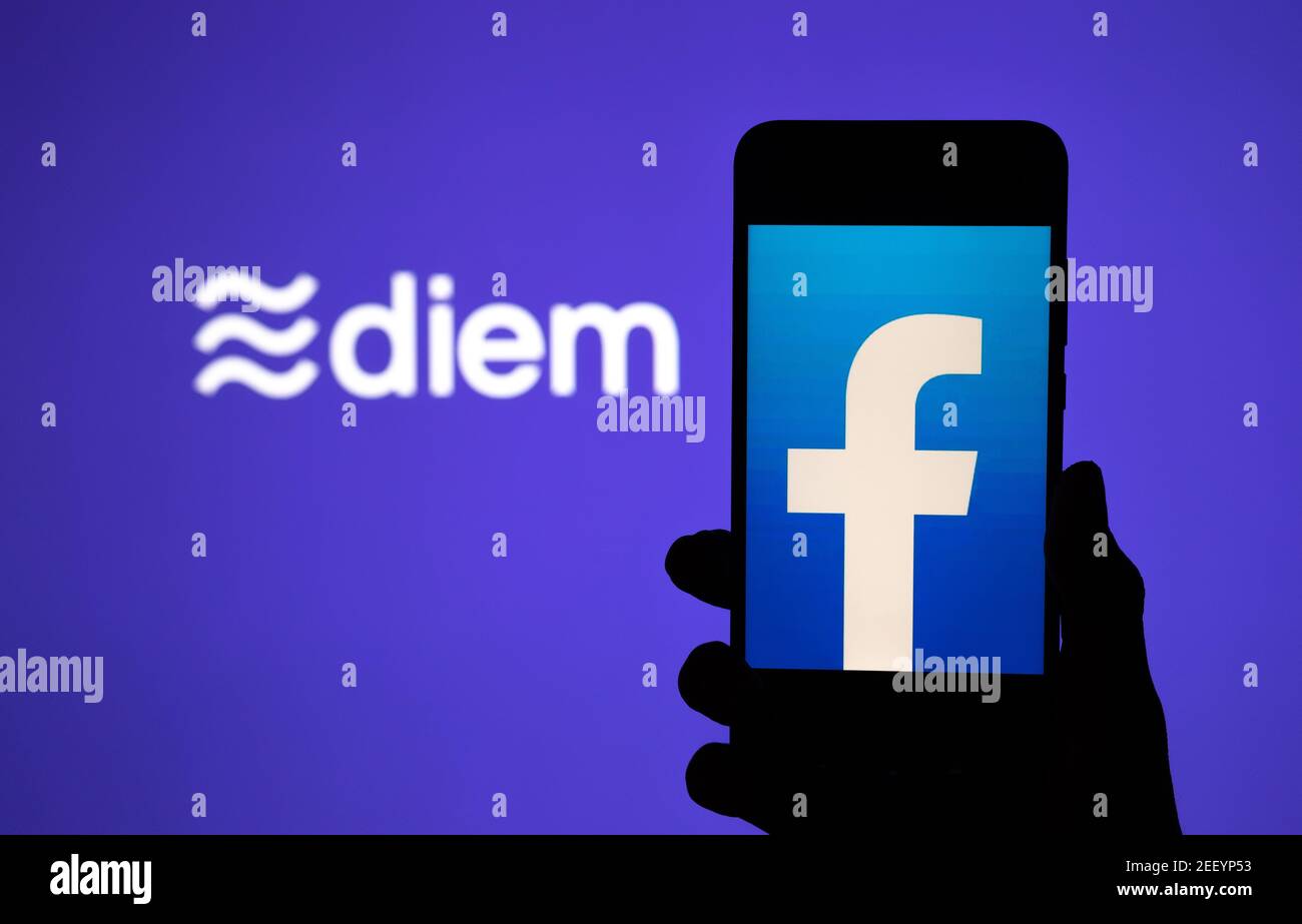 Silhouette des Smartphones mit Facebook auf dem Bildschirm und Facebook Diem Krypto-Münze Logo auf dem großen unscharfen Bildschirm. Echtes Foto, keine Montage, kein edi Stockfoto