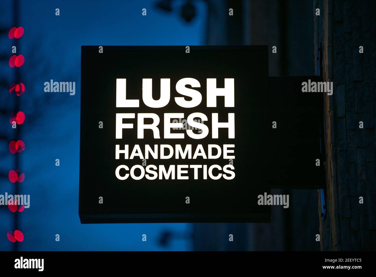 Lush Fresh Handmade Kosmetik Geschäft Schild in der Nacht Stockfoto