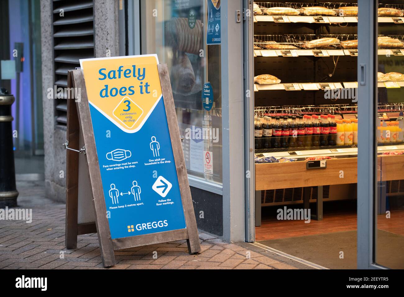 Sicher tut es, soziale Distanzierung Zeichen außerhalb Greggs Bäckerei in Birmingham, West Midlands, Großbritannien Stockfoto