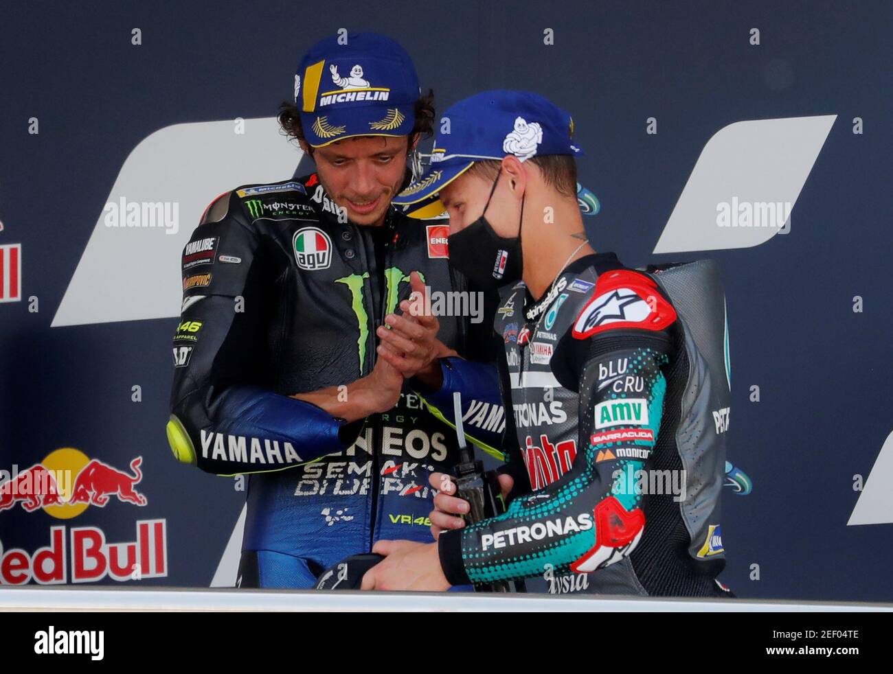 MotoGP - Andalucia Grand Prix - Circuito de Jerez, Jerez, Spanien - 26. Juli 2020 Fabio Quartararo von Petronas Yamaha SRT feiert auf dem Podium nach dem ersten Platz mit dem dritten Platz von Monster Energy Yamaha Valentino Rossi REUTERS/Jon Nazca Stockfoto